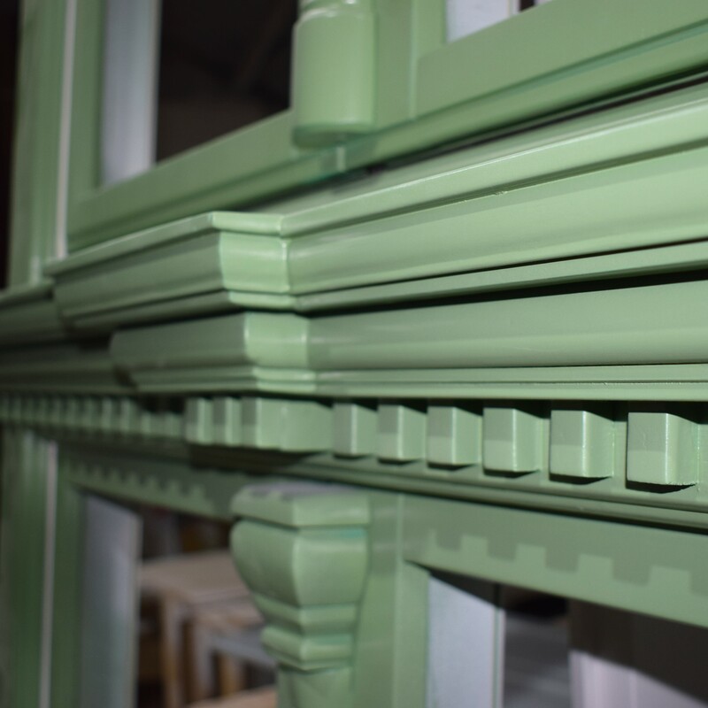 Detaliu fereastră din lemn, exterior estetizat conform modelului original al clădirii restaurate. 