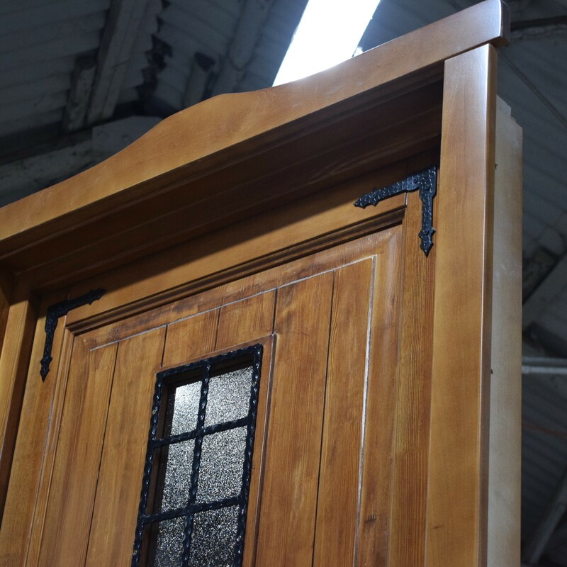 Ușă rustică de beci, feronărie și elemente decorative din metal, grilaj metalic, realizată la comandă.