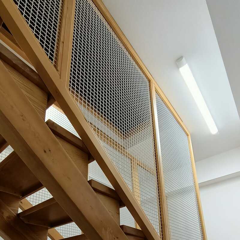 Scară și balustradă din lemn