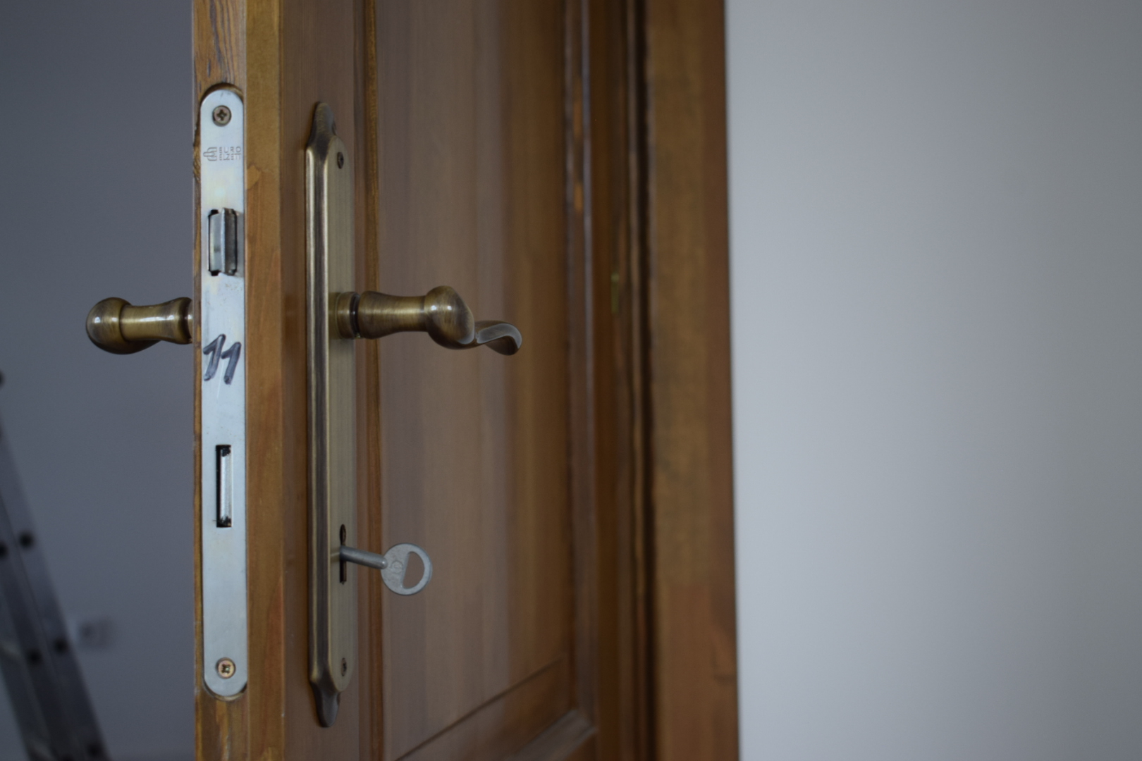 Sistem inchidere usa, maner metalic - Lemn Design Salaj