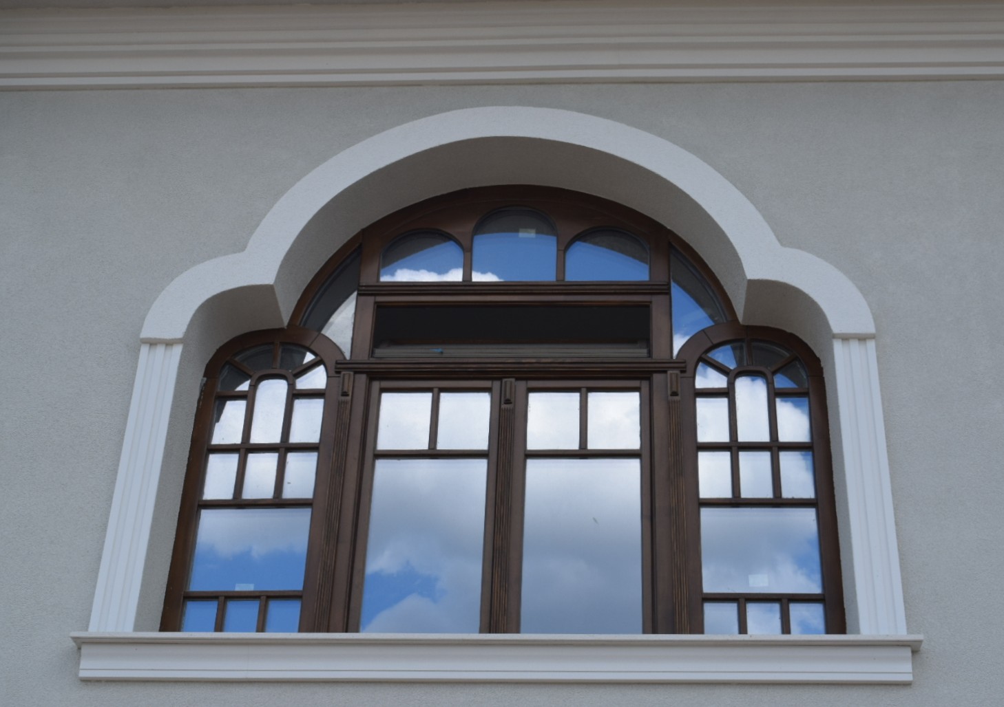 Fereastra Lemn Design, pentru locuinta proprie, in stil neo-romanesc