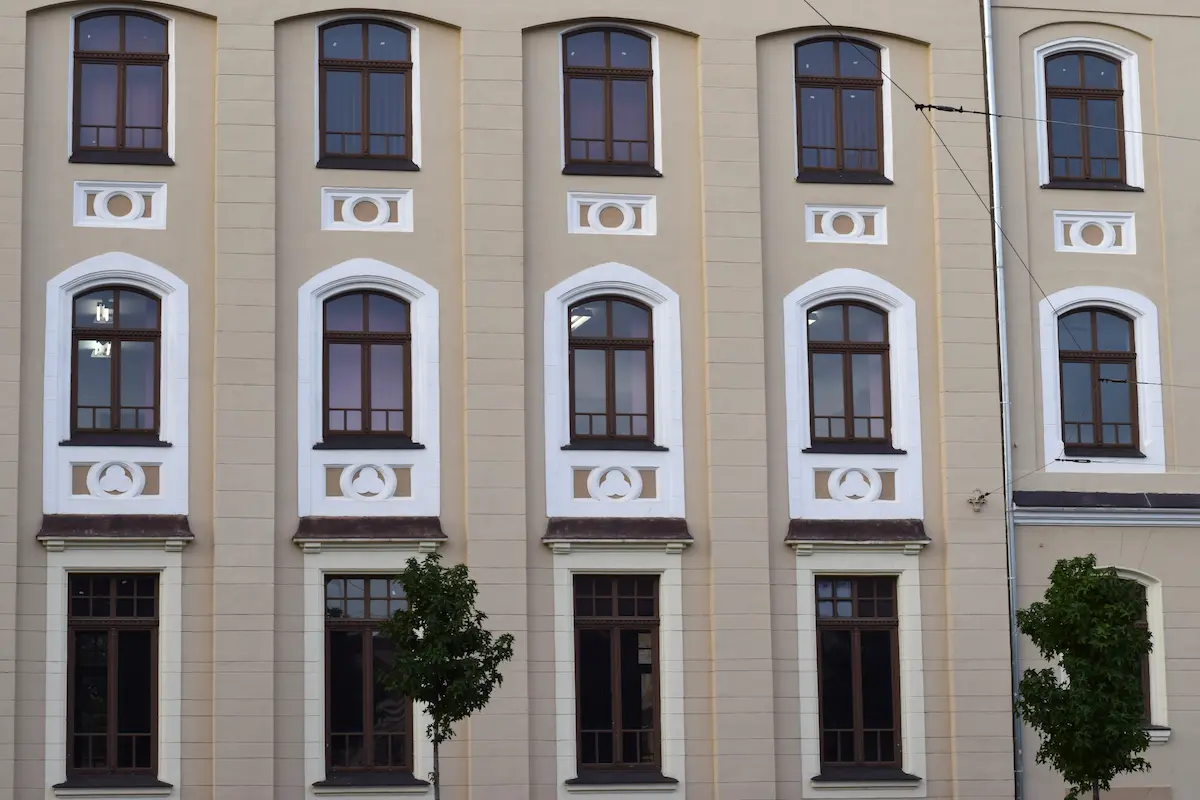 Tamplarie exterioara pentru o cladire restaurata: ferestre din lemn realizate de Lemn Design