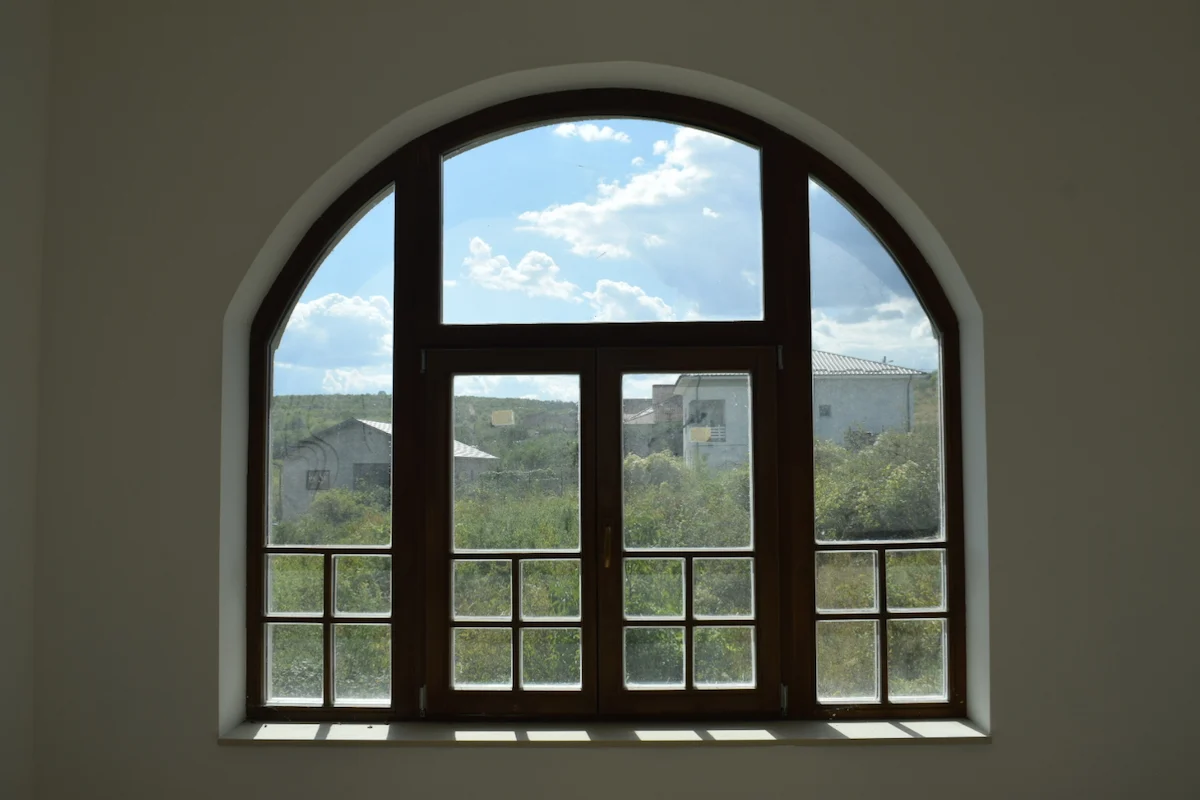 Fereastra Lemn Design in stil brancovenesc, vazuta din interior
