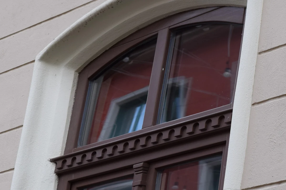 Detaliu fereastra realizata de Lemn Design pentru cladire restaurata in Timisoara