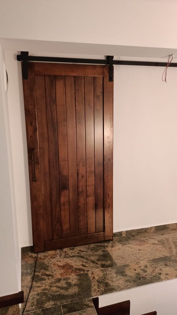 Usa culisanta lemn design salaj