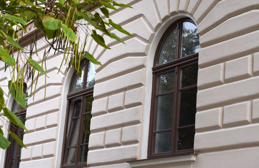 Ferestre din lemn pentru cladire restaurata Lemn Design