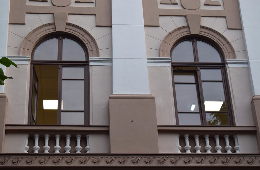 Ferestre din lemn - cladire restaurata Lemn Design