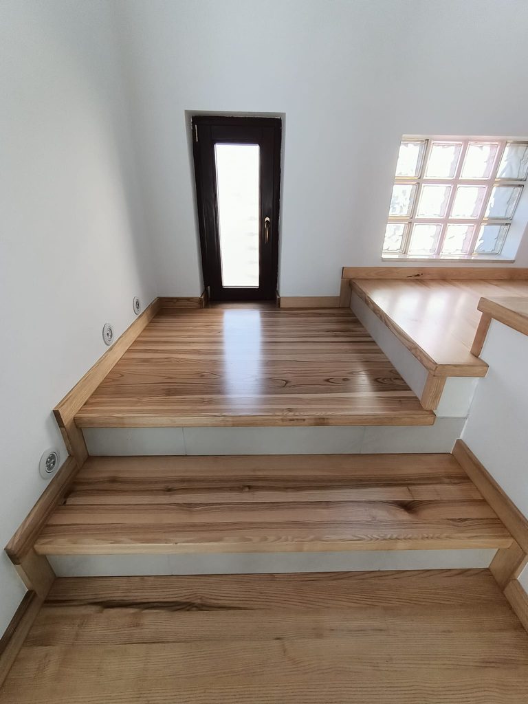 Scara interioara cu trepte si plinta - Lemn Design Salaj